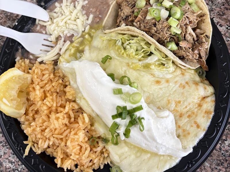 Casitas Taco Al Carbon food